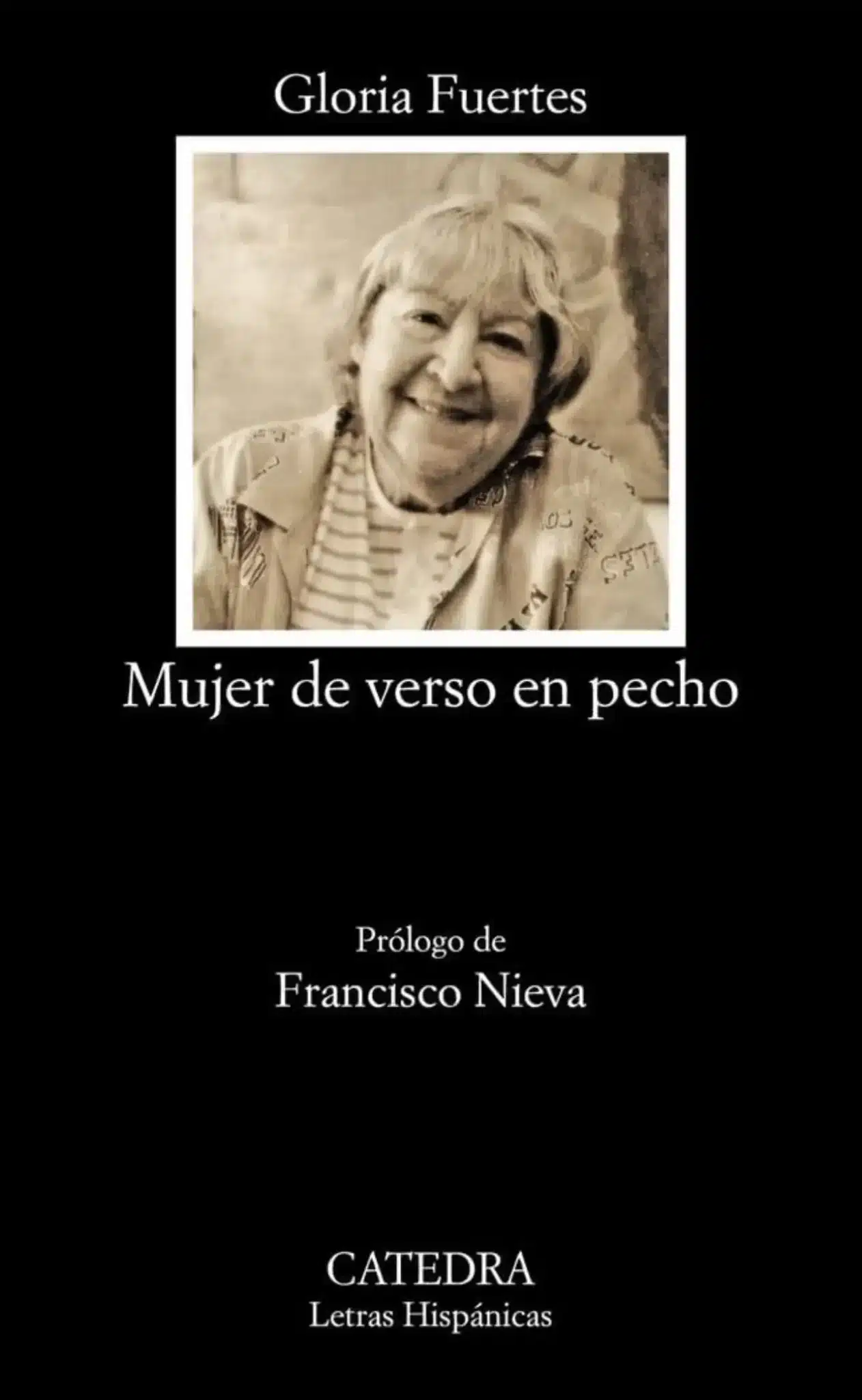 mujer de verso en el pecho de gloria fuertes
